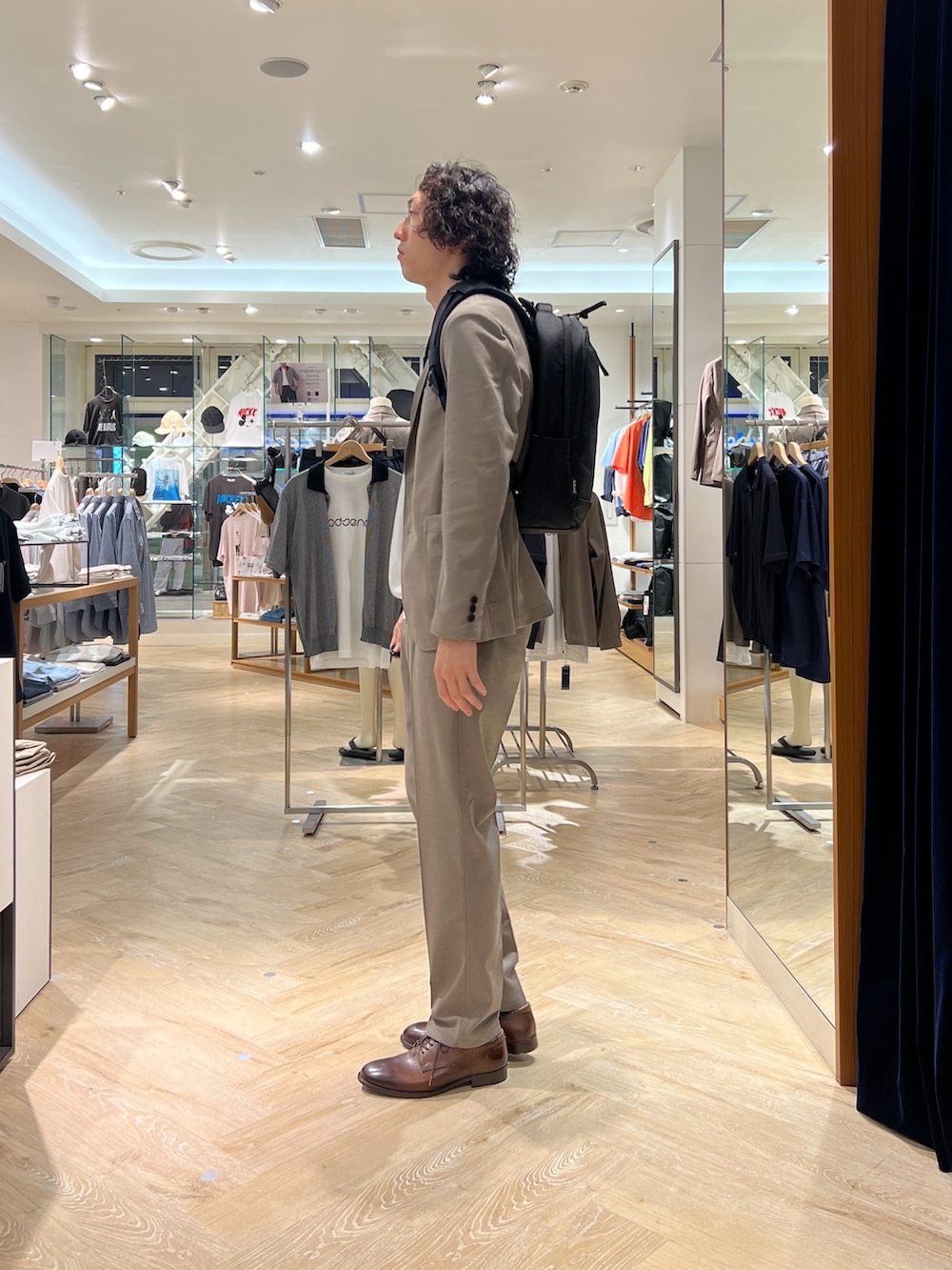 「nolleys、NOLLEY'S、NOLLEY'S&goodman、ノーリーズ、ノーリーズグッドマン、INCASE、Incase(Incase)、インケース(Incase)、インケース、ビジカジ、ビジカジスタイル、オフィスカジュアル、オフィススタイル、セットアップ、ベージュ」｜「NOLLEY’Sの《ビジカジ対応》シルケットスムースドレスTシャツ 25SS（Tシャツ/カットソー、ホワイト系）」を使った、ooiさん（メンズ・178cm）の夏コーディネートの2枚目の写真