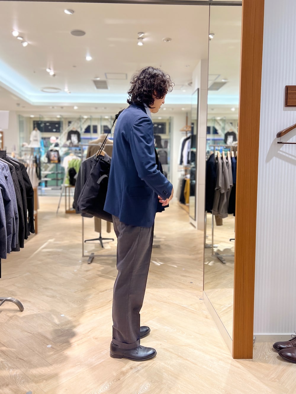 ブルー系のテーラードジャケット、ホワイト系のシャツ/ブラウス、グレー系のスラックスを着用したメンズの春コーディネートの2枚目の写真