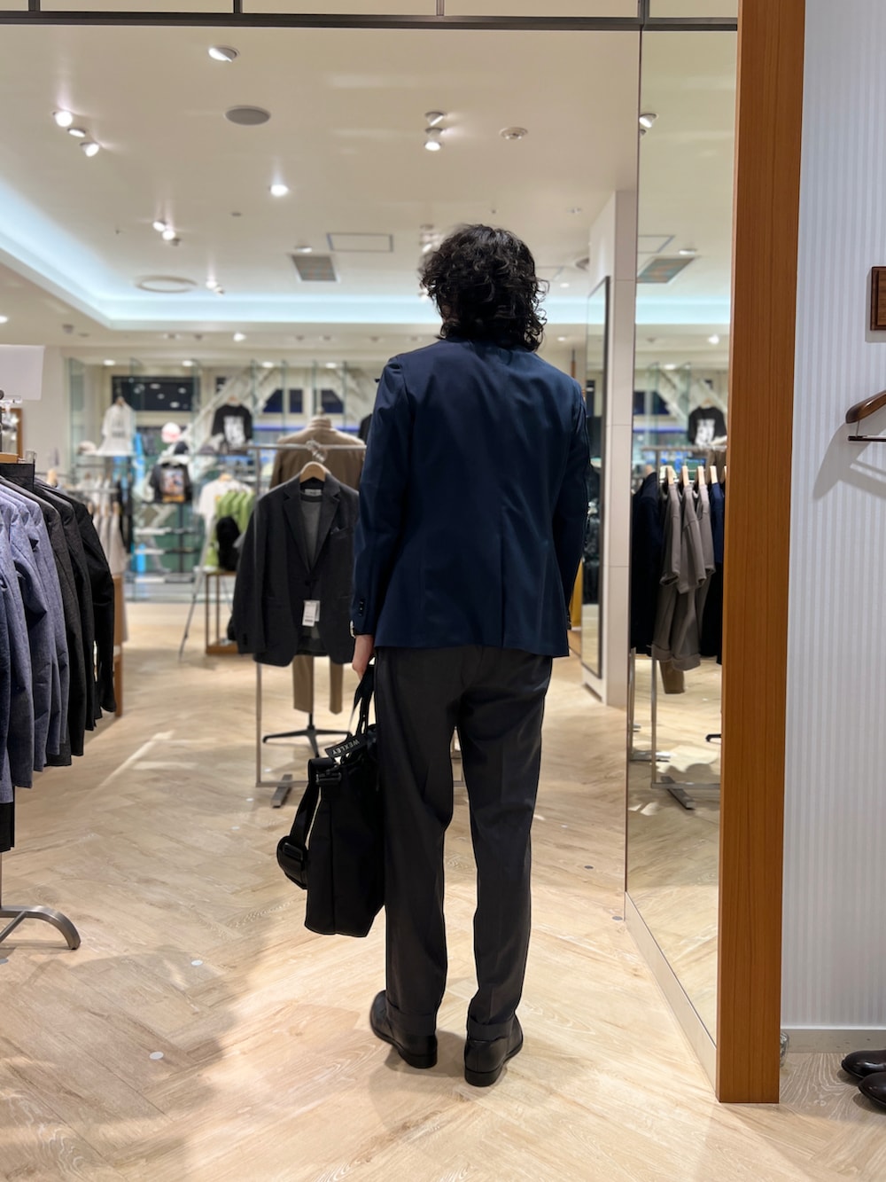 ブルー系のテーラードジャケット、ホワイト系のシャツ/ブラウス、グレー系のスラックスを着用したメンズの春コーディネートの3枚目の写真