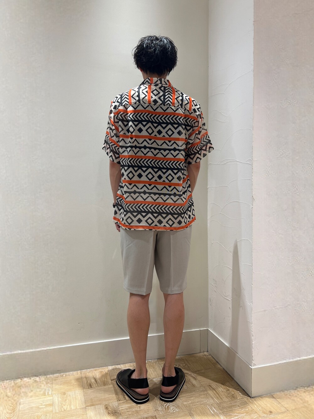 ホワイト系のシャツ/ブラウス、グレー系のその他パンツ、ブラック系のトートバッグを着用したメンズの夏コーディネートの4枚目の写真