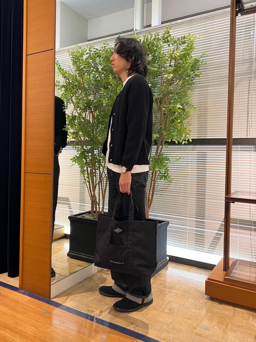 「nolleys、NOLLEY'S、NOLLEY'S&goodman、ノーリーズグッドマン、ノーリーズ、danton、DANTON、Danton、ダントン、ダントンリュック、カーディガン、カーディガンコーデ、ブラックカーディガン」｜「NOLLEY’Sの7Gガーター ラグランスリーブ Vネックニットカーディガン（インナー付き）25SS（カーディガン/ボレロ、ブラック系）」を使った、ooiさん（メンズ・179cm）の春コーディネートの2枚目の写真