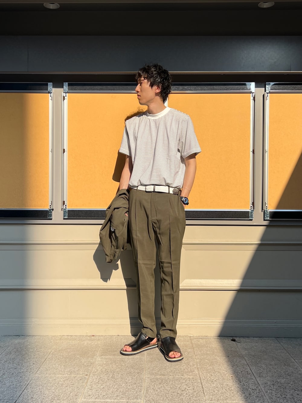 「NOLLEY'S、セットアップ、クレドラン、カジュアル、グリーン、ストライプ、レザーサンダル、休日コーデ、リラックススタイル、大人コーデ、おしゃれさんと繋がりたい」｜「NOLLEY’Sの《ビジカジ対応》シルケットスムース / 天竺 ジャケット用Tシャツ（Tシャツ/カットソー、ホワイト系）」を使った、ooiさん（メンズ・179cm）の夏コーディネートの5枚目の写真