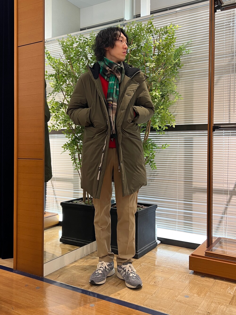 「冬コーデ、ロングコート、休日スタイル、カジュアルコーデ、メンズコーデ、大人カジュアル、オトナカジュアル、ファッションを楽しもう、ファッションの力を信じよう、アウター、河田フェザー、いいね、save、フォローお願いします🤑、おしゃれさんと繋がりたい、ノーリーズ、NOLLEY'S」｜「Stutostein Nolley'sの【河田フェザー】M-47 撥水ストレッチロングダウンジャケット ダウンコート（ダウンジャケット/コート、グリーン系）」を使った、ooiさん（メンズ・179cm）の冬コーディネートの5枚目の写真
