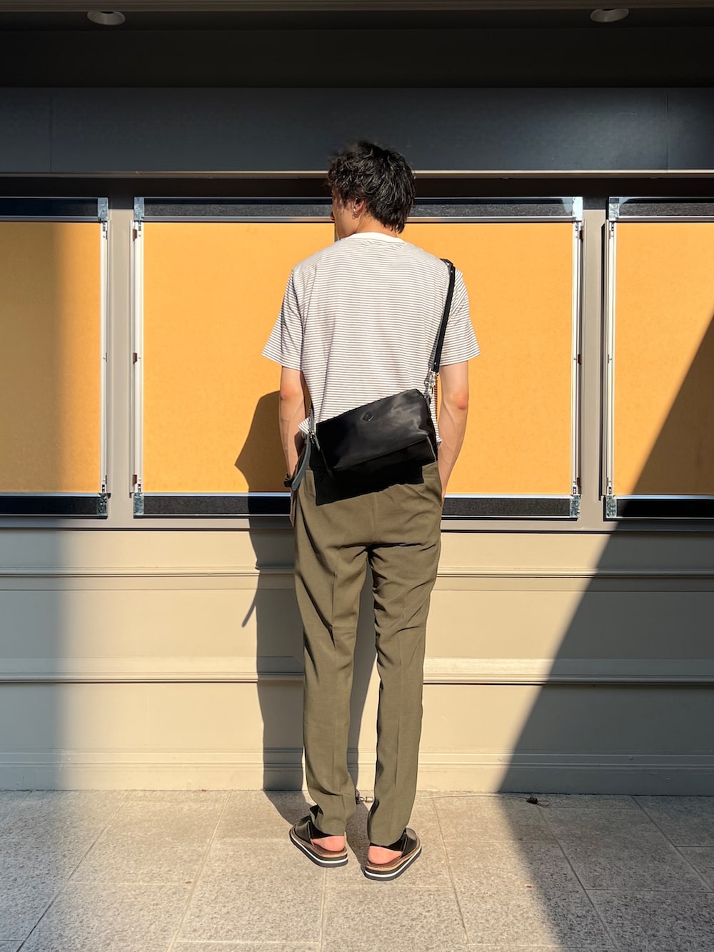 「NOLLEY'S、セットアップ、クレドラン、カジュアル、グリーン、ストライプ、レザーサンダル、休日コーデ、リラックススタイル、大人コーデ、おしゃれさんと繋がりたい」｜「NOLLEY’Sの《ビジカジ対応》シルケットスムース / 天竺 ジャケット用Tシャツ（Tシャツ/カットソー、ホワイト系）」を使った、ooiさん（メンズ・179cm）の夏コーディネートの6枚目の写真