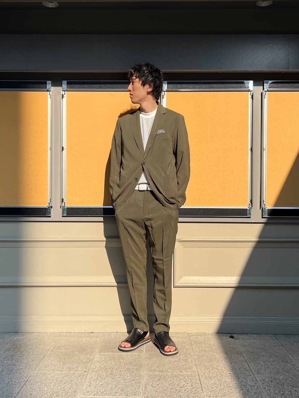「NOLLEY'S、セットアップ、クレドラン、カジュアル、グリーン、ストライプ、レザーサンダル、休日コーデ、リラックススタイル、大人コーデ、おしゃれさんと繋がりたい」｜「NOLLEY’Sの《ビジカジ対応》シルケットスムース / 天竺 ジャケット用Tシャツ（Tシャツ/カットソー、ホワイト系）」を使った、ooiさん（メンズ・179cm）の夏コーディネートの4枚目の写真