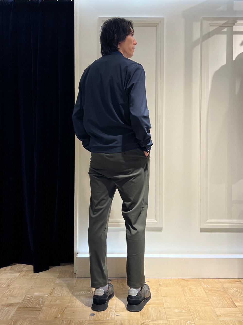 「NOLLEY'S、ノーリーズ、MA-1、イージーパンツ、EARLE、ドレスTシャツ、メンズファッション、秋コーデ、秋のコーデ、大人カジュアル、NOLLEY'S&goodman、いいね、save、フォローお願いします🤑、休日スタイル、おしゃれさんと繋がりたい、今日のコーデ」｜「NOLLEY’Sの【ACTIVE SECT】《限定展開 / ストレッチ / 形状安定》ワンダーシェイプ イージーパンツ（その他パンツ、グリーン系）」を使った、ooiさん（メンズ・179cm）の秋コーディネートの4枚目の写真