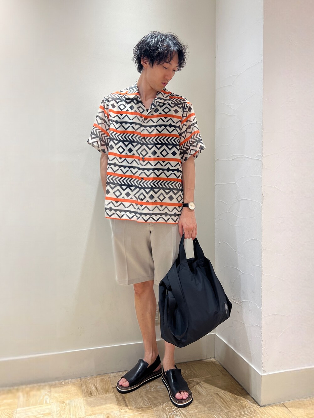 ホワイト系のシャツ/ブラウス、グレー系のその他パンツ、ブラック系のトートバッグを着用したメンズの夏コーディネートの2枚目の写真