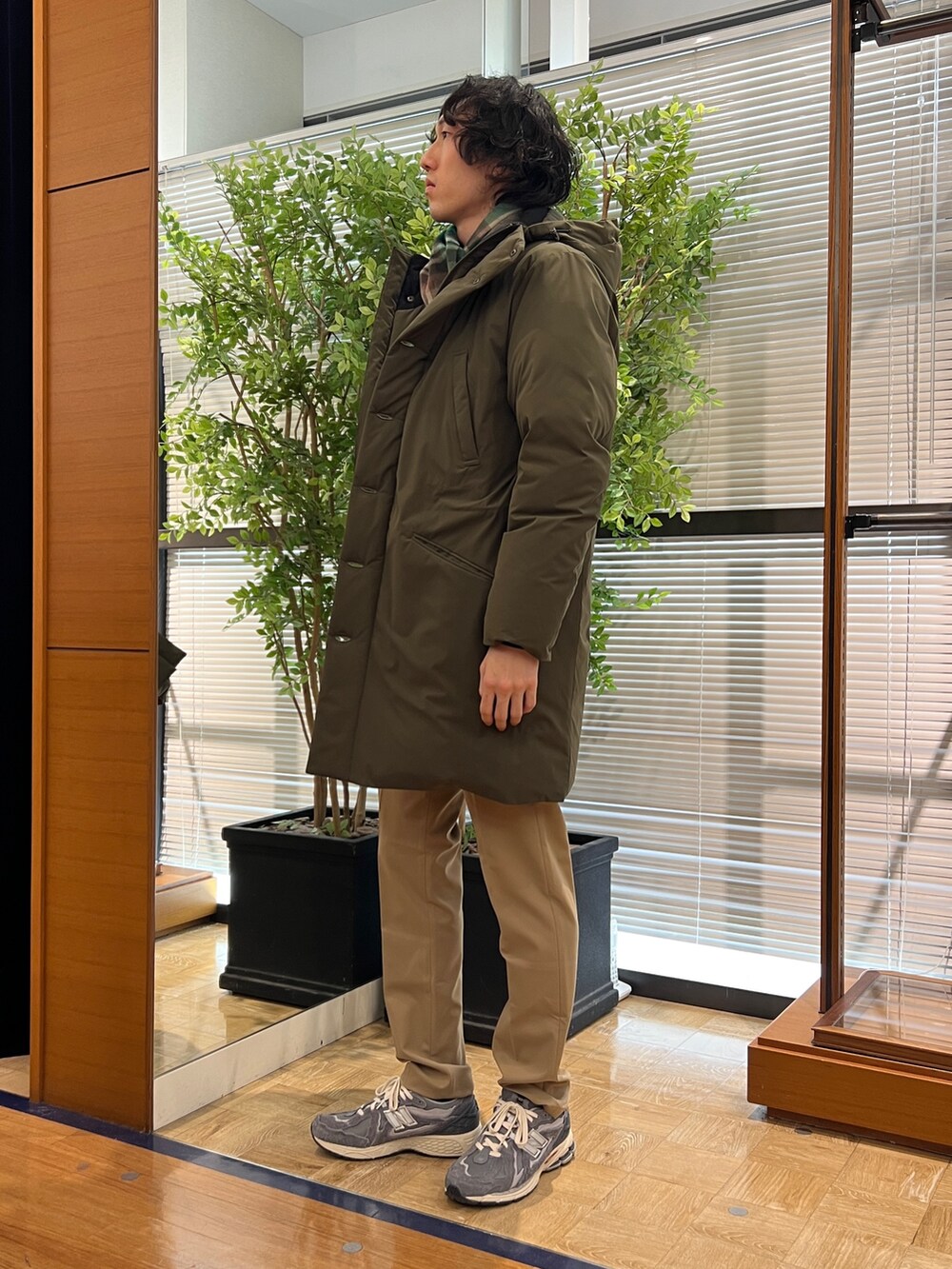 「冬コーデ、ロングコート、休日スタイル、カジュアルコーデ、メンズコーデ、大人カジュアル、オトナカジュアル、ファッションを楽しもう、ファッションの力を信じよう、アウター、河田フェザー、いいね、save、フォローお願いします🤑、おしゃれさんと繋がりたい、ノーリーズ、NOLLEY'S」｜「Stutostein Nolley'sの【河田フェザー】M-47 撥水ストレッチロングダウンジャケット ダウンコート（ダウンジャケット/コート、グリーン系）」を使った、ooiさん（メンズ・179cm）の冬コーディネートの2枚目の写真
