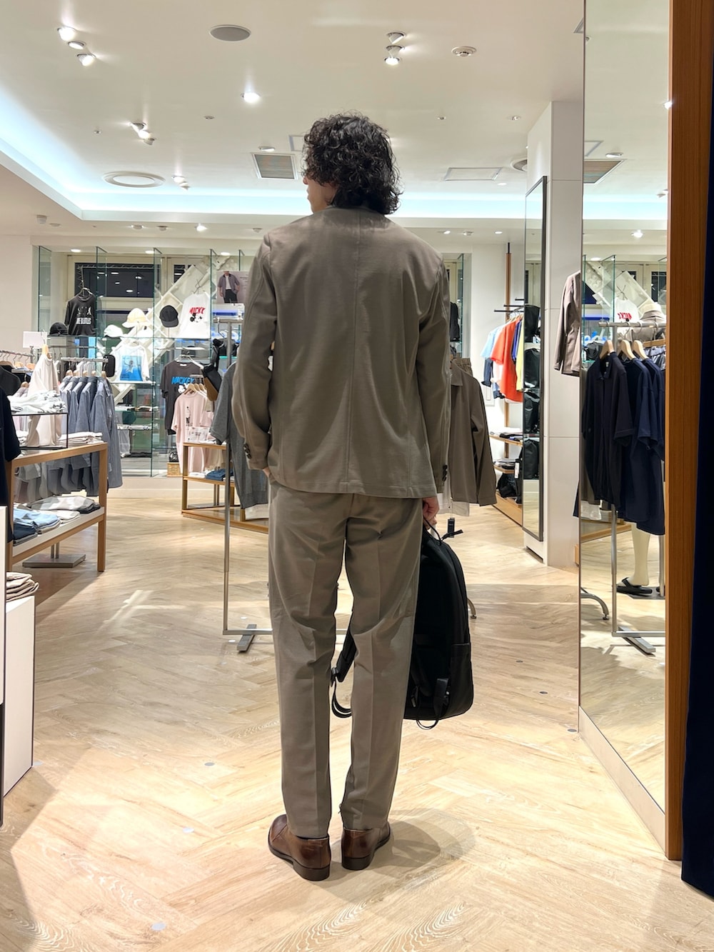 「nolleys、NOLLEY'S、NOLLEY'S&goodman、ノーリーズ、ノーリーズグッドマン、INCASE、Incase(Incase)、インケース(Incase)、インケース、ビジカジ、ビジカジスタイル、オフィスカジュアル、オフィススタイル、セットアップ、ベージュ」｜「NOLLEY’Sの《ビジカジ対応》シルケットスムースドレスTシャツ 25SS（Tシャツ/カットソー、ホワイト系）」を使った、ooiさん（メンズ・178cm）の夏コーディネートの3枚目の写真