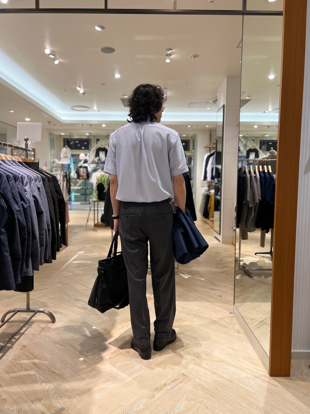 「nolleys、NOLLEY'S、NOLLEY'S&goodman、ノーリーズ、ノーリーズグッドマン、WEXLEY、ウェクスレイ、ビジカジ、ビジカジスタイル、オフィスカジュアル、オフィススタイル、夏、夏コーデ、半袖シャツ」｜「WEXLEYの【WEXLEY/ウェクスレイ】AARON TOTE CORDURA BALLISTIC BLACK ARN220（トートバッグ、ブラック系）」を使った、ooiさん（メンズ・178cm）の春コーディネートの3枚目の写真