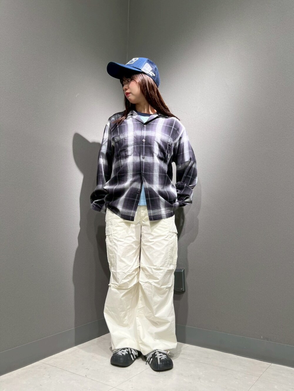 ブラック系のシャツ/ブラウス、ホワイト系のカーゴパンツ、ブルー系のTシャツ/カットソーを着用したレディースの春コーディネートの2枚目の写真