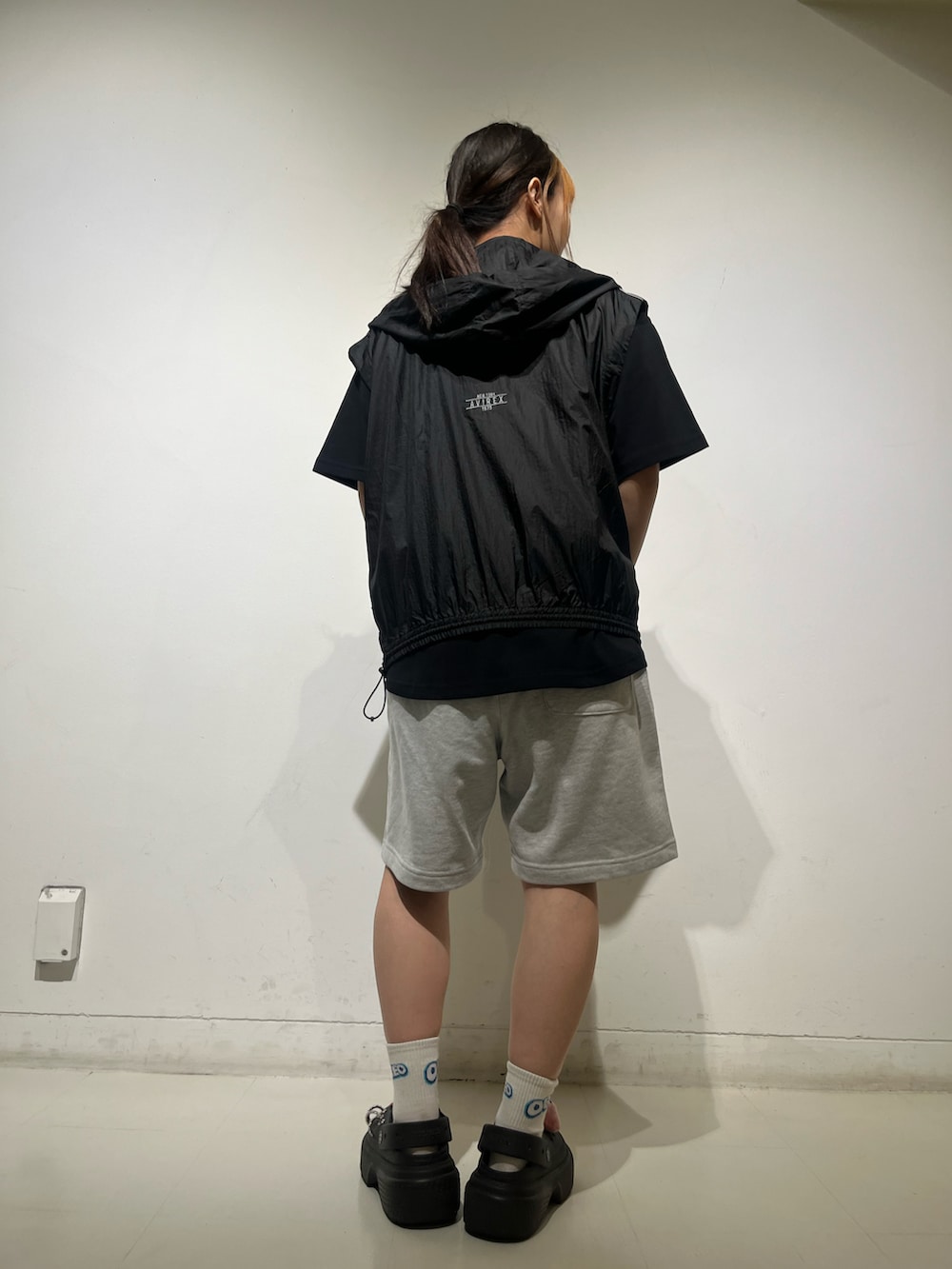 ブラック系のナイロンジャケット、ブラック系のTシャツ/カットソー、グレー系のその他パンツを着用したレディースの夏コーディネートの2枚目の写真