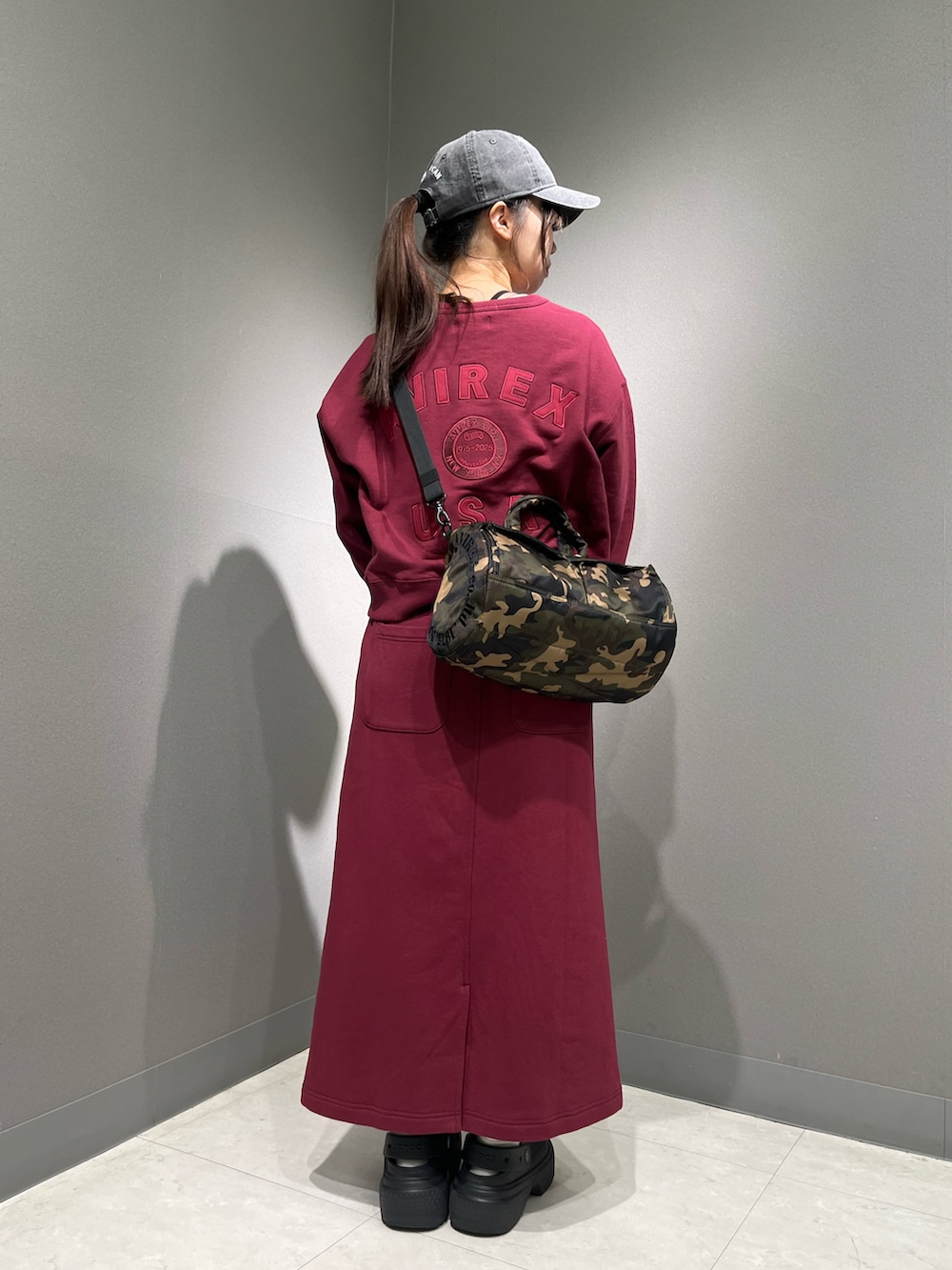 レッド系のスウェット、ホワイト系のTシャツ/カットソー、その他のボストンバッグを着用したレディースの秋コーディネートの3枚目の写真