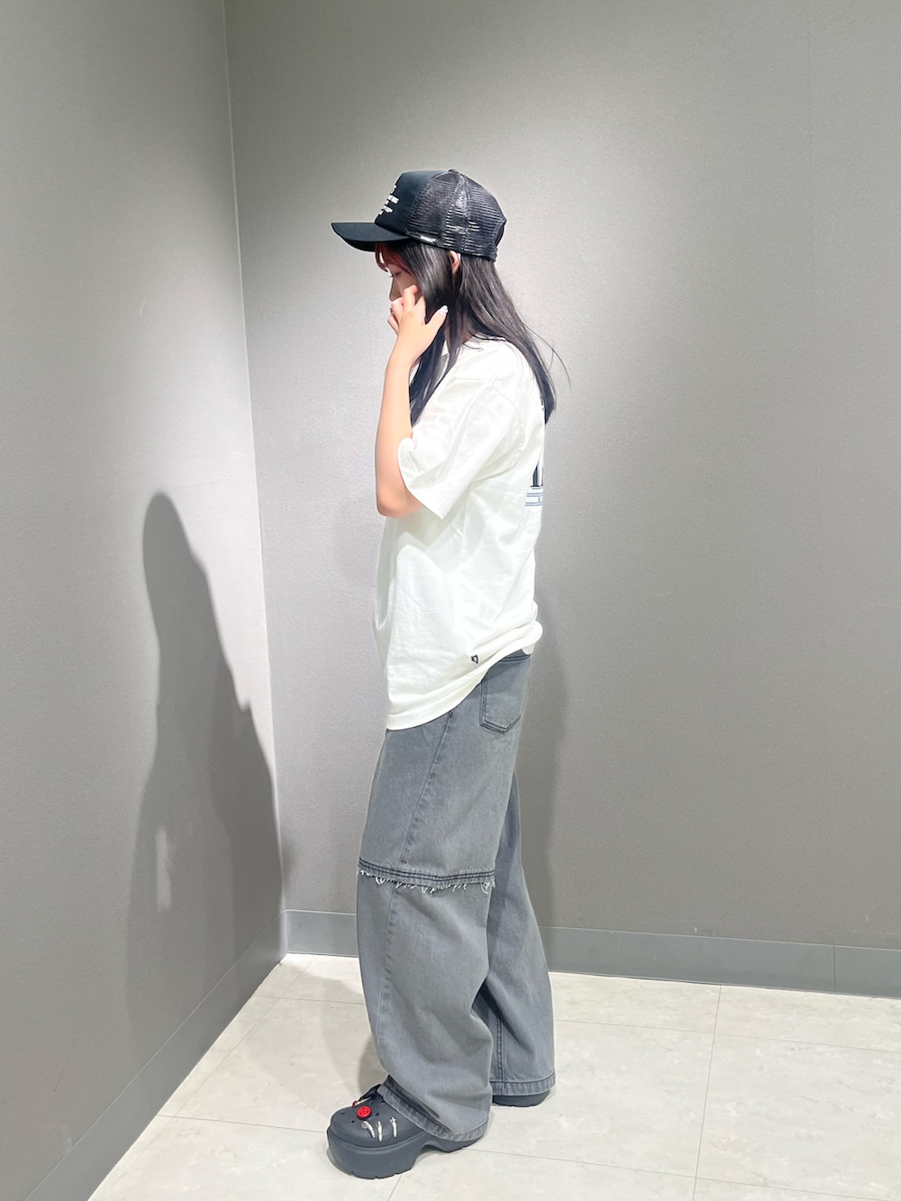 ホワイト系のTシャツ/カットソー、ブラック系のデニムパンツ、ブラック系のキャップを着用したレディースの春コーディネートの3枚目の写真