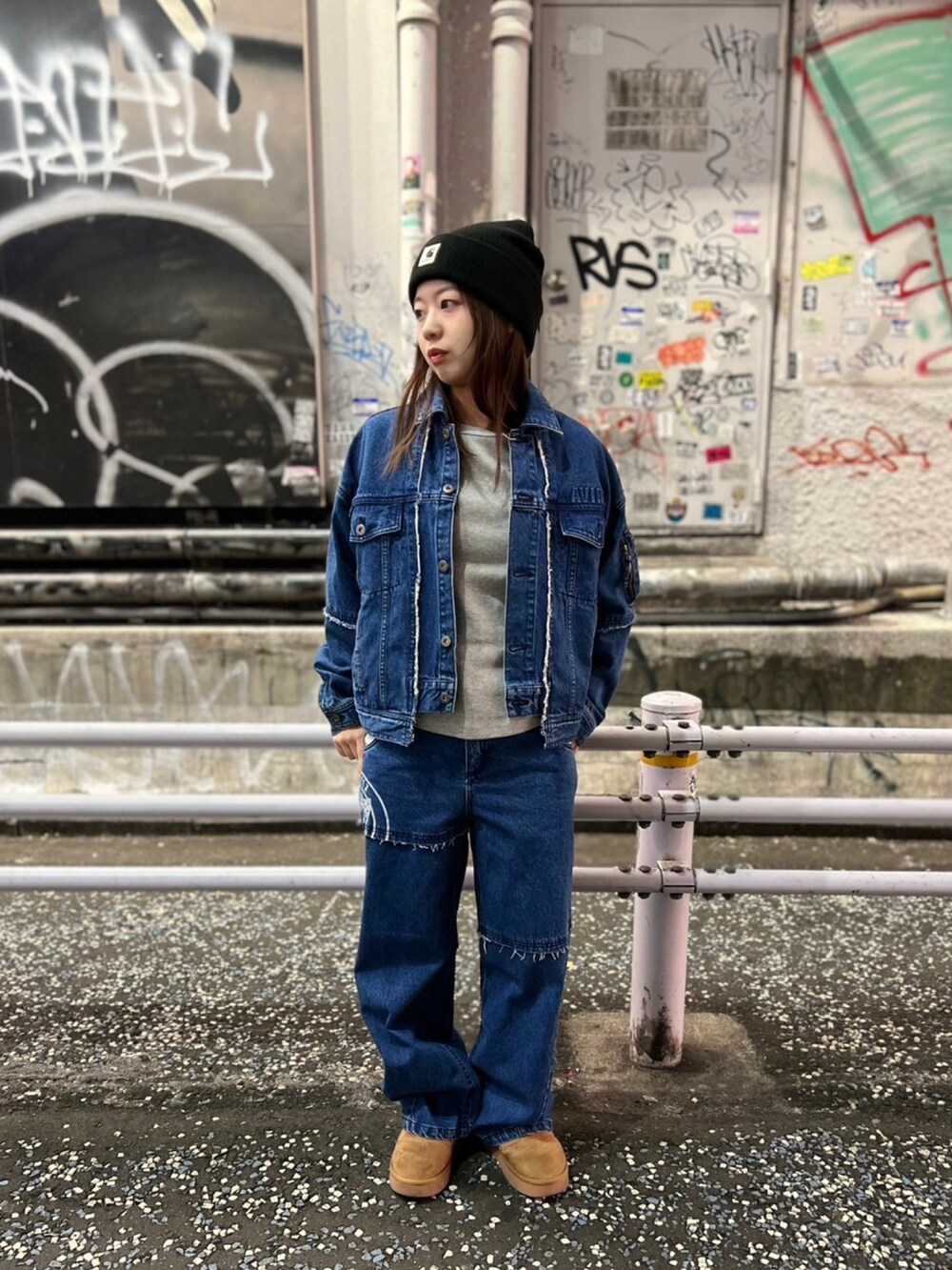 ブルー系のデニムジャケット、ブルー系のデニムパンツを着用したレディースの冬コーディネートの2枚目の写真