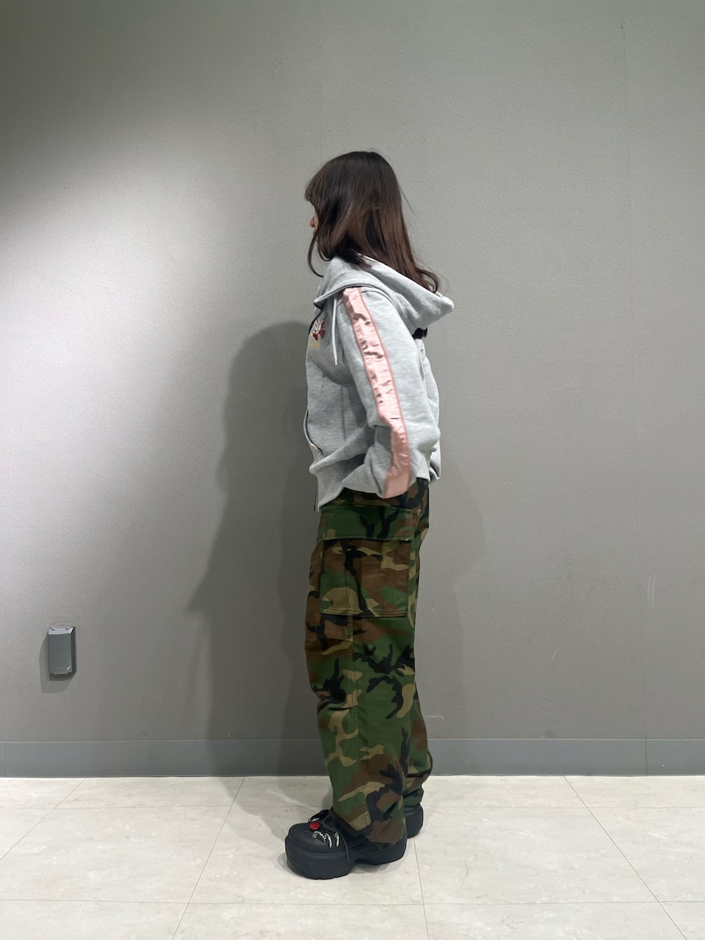 「カモフラ、AVIREX、カモフラパンツ、カーゴパンツ、ダブルジップ、迷彩パンツ、コレクション、グレーパーカー、AVIREXBelle、スーベニア」｜「AVIREXの《SOUVENIR COLLECTION》SATIN SKA COMBI PARKA（パーカー、グレー系）」を使った、ritaさん（レディース・155cm）の夏コーディネートの2枚目の写真