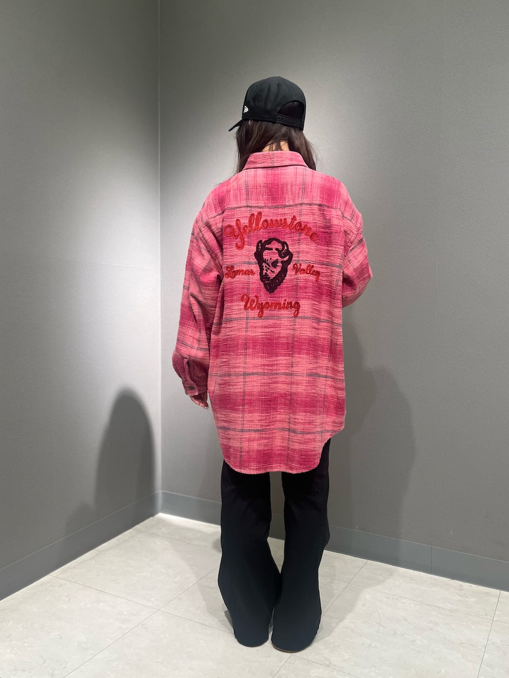 ピンク系のシャツ/ブラウス、ベージュ系のTシャツ/カットソー、ブラック系のデニムパンツを着用したレディースの夏コーディネートの2枚目の写真