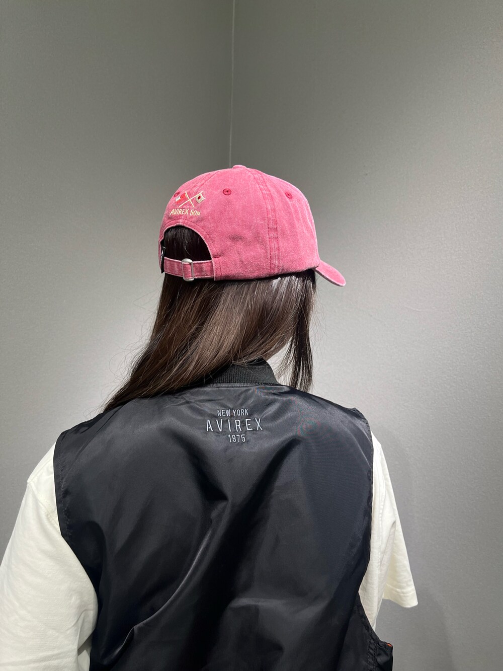 ホワイト系のTシャツ/カットソー、ブラック系のスカート、ブラック系のナイロンジャケットを着用したレディースの夏コーディネートの3枚目の写真