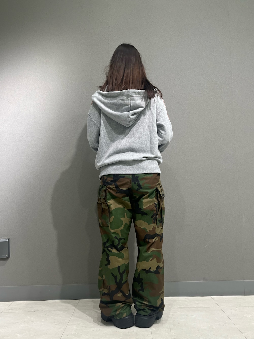 「カモフラ、AVIREX、カモフラパンツ、カーゴパンツ、ダブルジップ、迷彩パンツ、コレクション、グレーパーカー、AVIREXBelle、スーベニア」｜「AVIREXの《SOUVENIR COLLECTION》SATIN SKA COMBI PARKA（パーカー、グレー系）」を使った、ritaさん（レディース・155cm）の夏コーディネートの3枚目の写真