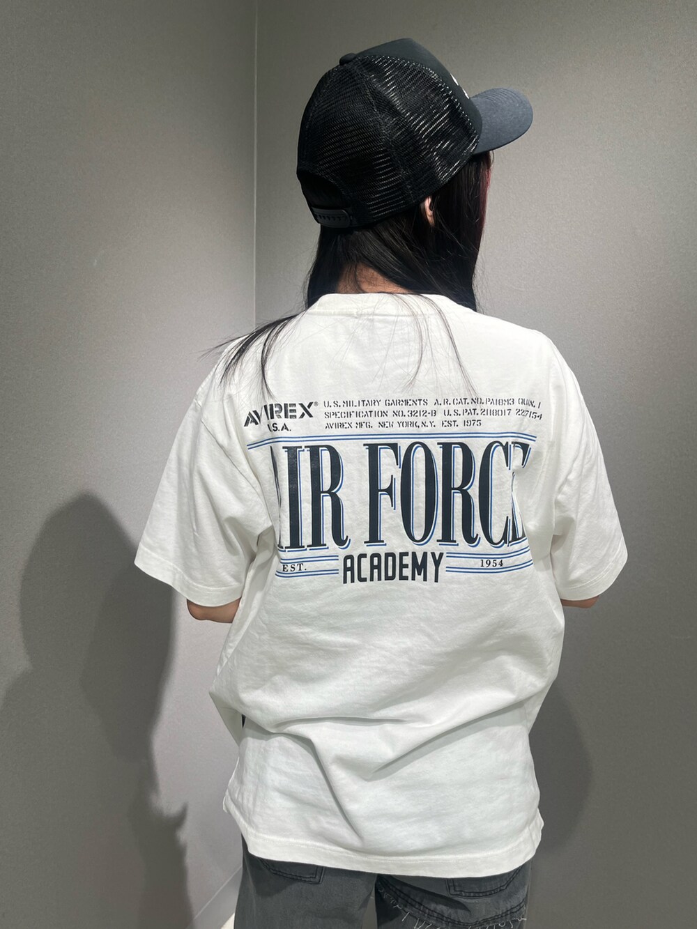 ホワイト系のTシャツ/カットソー、ブラック系のデニムパンツ、ブラック系のキャップを着用したレディースの春コーディネートの4枚目の写真