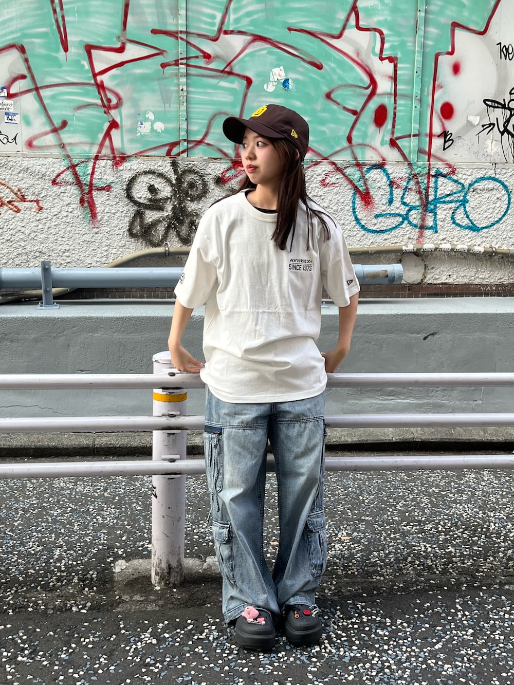 ホワイト系のTシャツ/カットソー、ブルー系のデニムパンツ、ブラウン系のキャップを着用したレディースの夏コーディネートの2枚目の写真