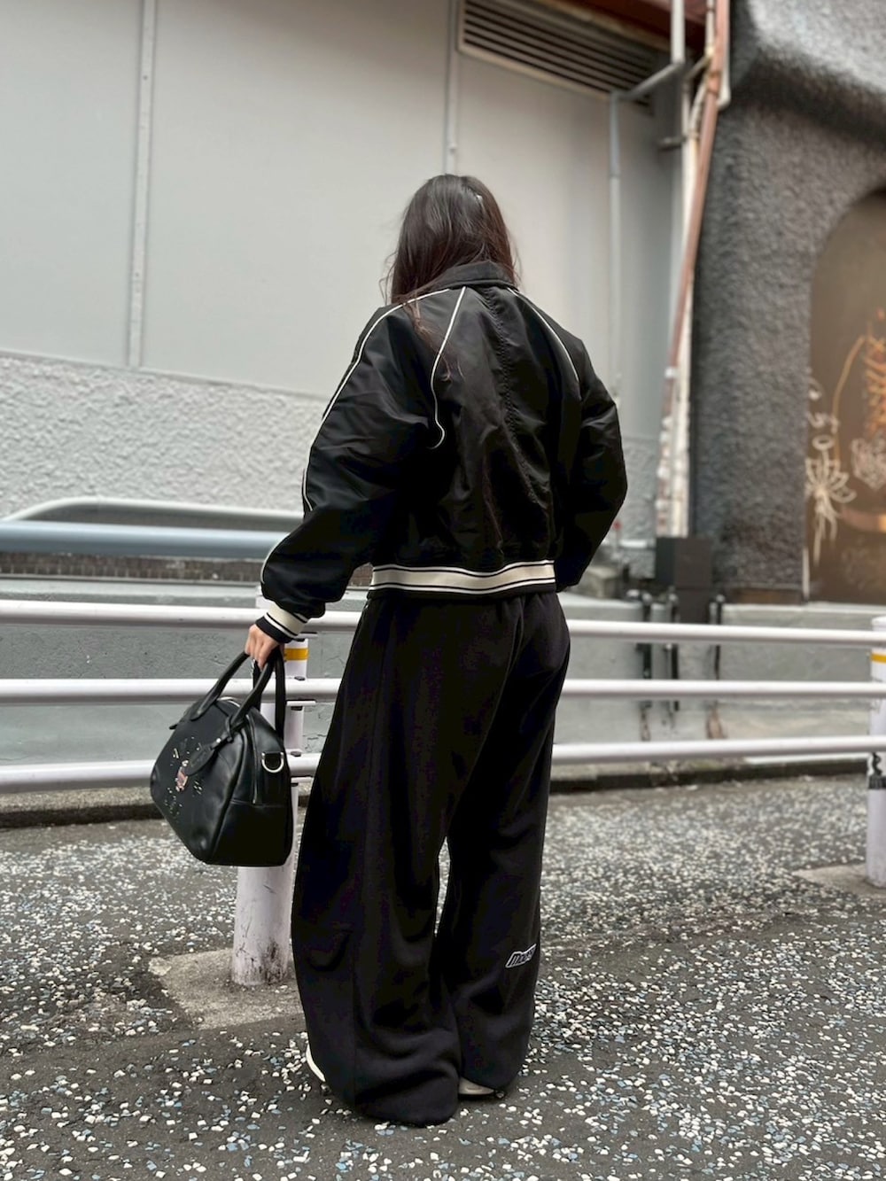 ブラック系のその他パンツ、ブラック系のタンクトップ、ブラック系のブルゾンを着用したレディースの秋コーディネートの2枚目の写真