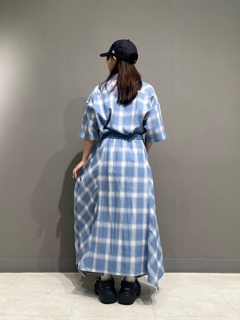 ブルー系のシャツ/ブラウス、ブルー系のスカートを着用したレディースの夏コーディネートの2枚目の写真