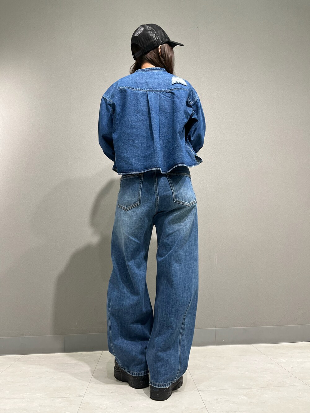 「デニム、AVIREX、デニムシャツ、新作、春服、春コーデ、デニムオンデニム、デニムコーデ、新作アイテム、AVIREXBelle」｜「AVIREXのAIRFORCE LOGO MESHCAP / エアフォース ロゴ メッシュキャップ / AVIREX / アヴィレックス（キャップ、ブラック系）」を使った、ritaさん（レディース・155cm）の春コーディネートの2枚目の写真