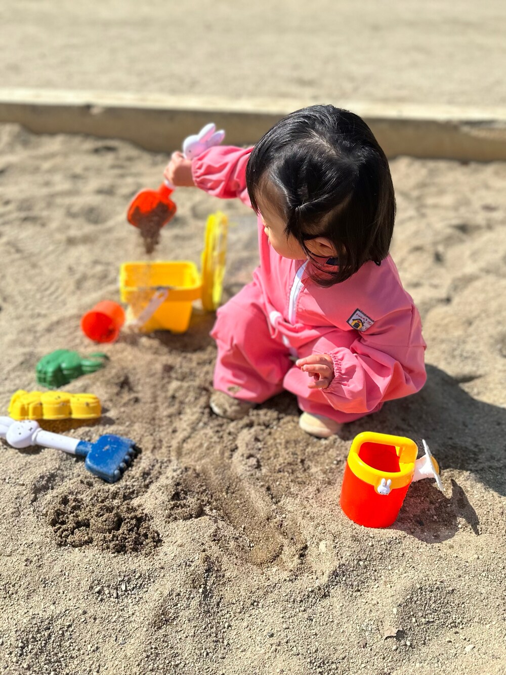 「ストリート、休日スタイル、キッズファッション、ピンク、女の子、1歳、外遊び」｜「楽天のアイテム（つなぎ/オールインワン、ピンク系）」を使った、ぴかりさん（キッズ・80cm）の春コーディネートの2枚目の写真