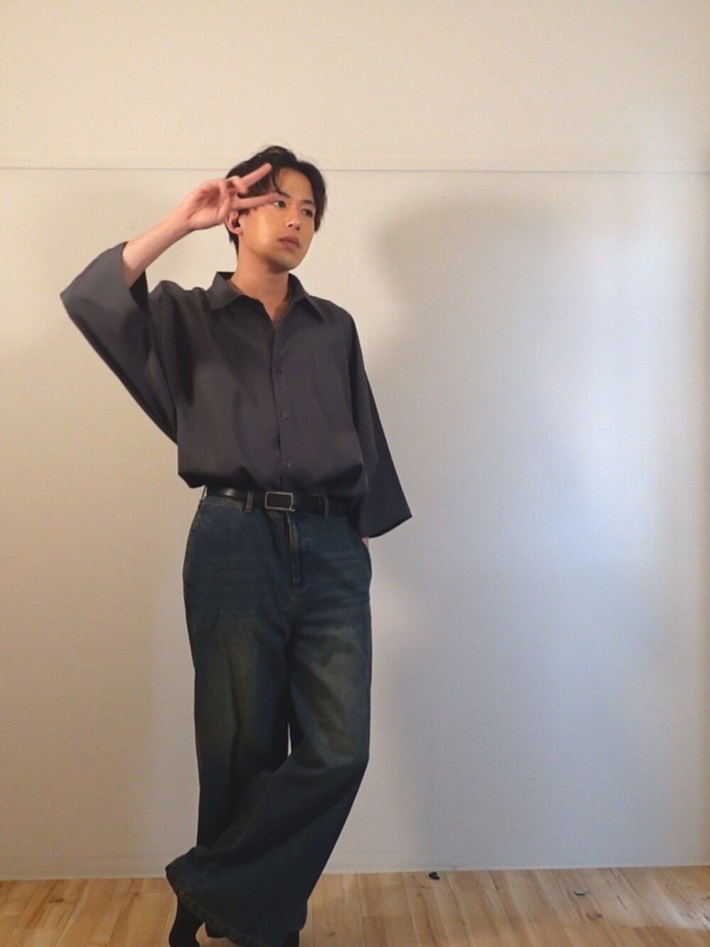 グレー系のシャツ/ブラウス、ブラック系のタンクトップ、ブルー系のデニムパンツを着用したメンズの夏コーディネートの2枚目の写真