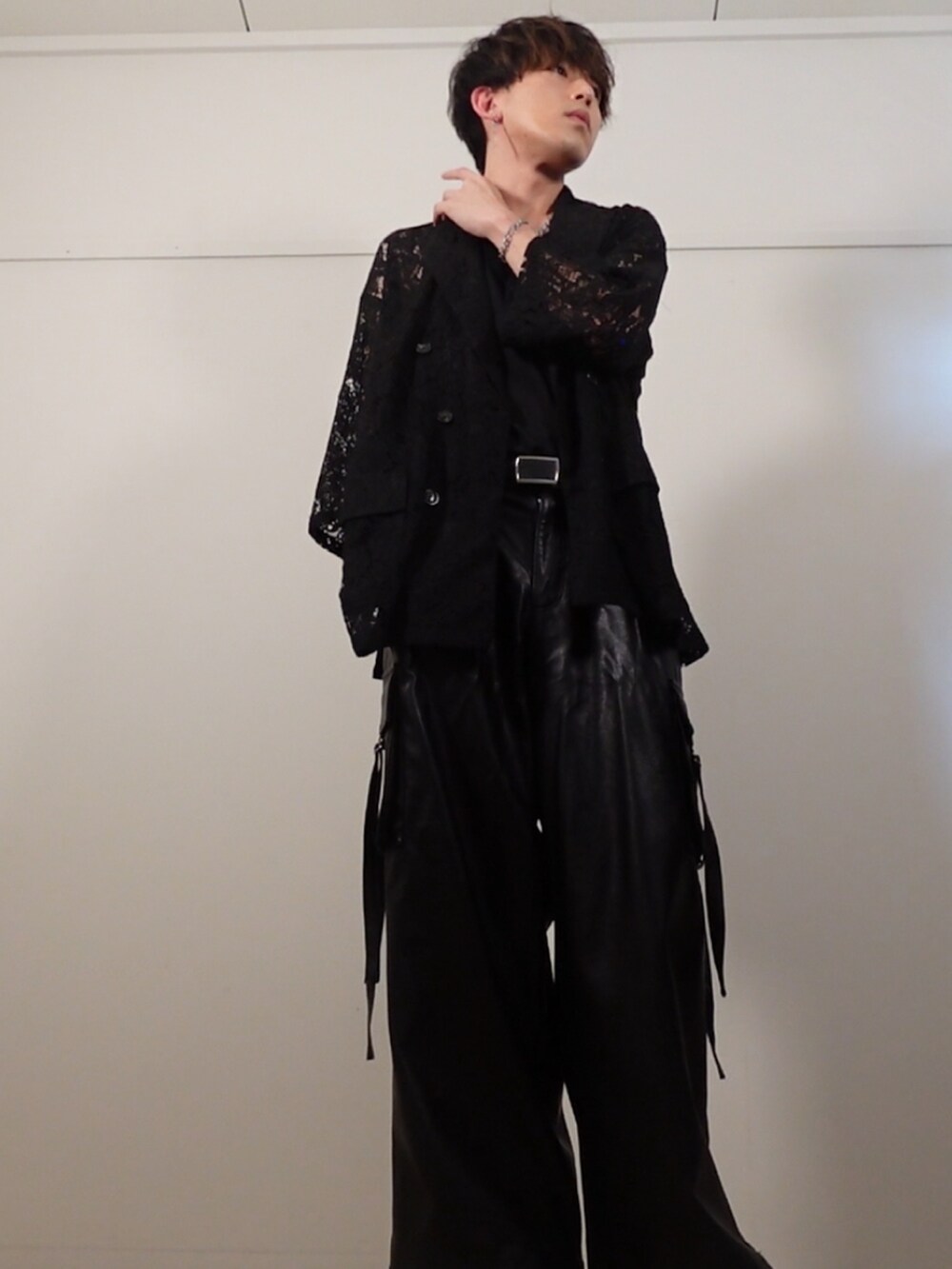 ブラック系のテーラードジャケット、ブラック系のカーゴパンツ、シルバー系のブレスレットを着用したメンズの夏コーディネートの2枚目の写真