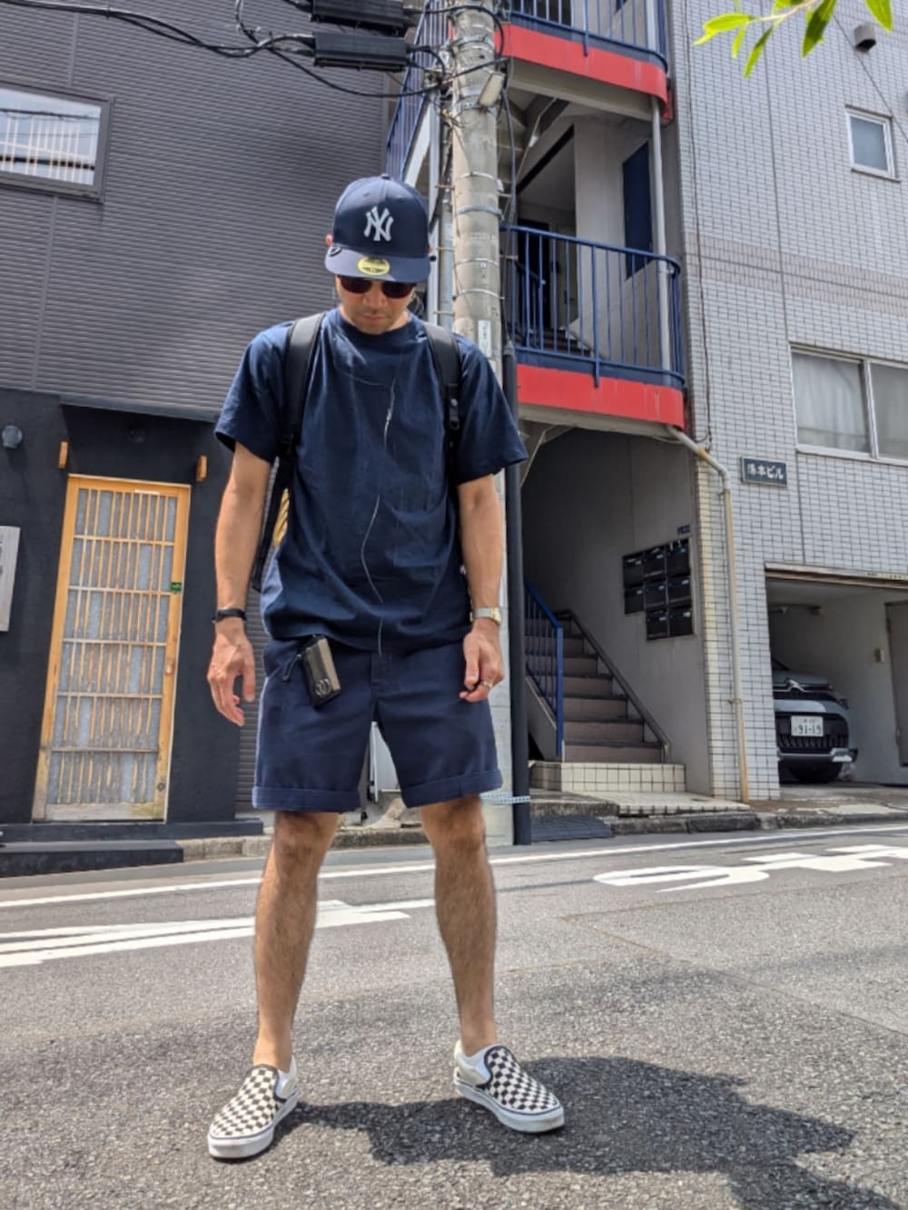 「ネイビーコーデ、紺、ネイビーパンツ、チェッカーフラッグ、チェッカー、スリッポン、短パン、NEW ERA、Moscot、シンプル、シンプルコーデ」｜「HANESのアイテム（Tシャツ/カットソー、ブルー系）」を使った、oyajiwagenyuさん（メンズ・167cm）の夏コーディネートの2枚目の写真