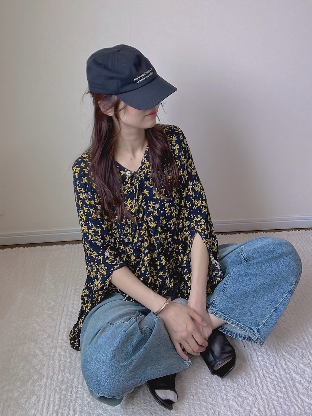 「春めき満開コーデ、お洒落さんとつながりたい、オトナカジュアル、デニムコーデ、花柄トップス、プチプラ、ワイドデニム、花柄、春コーデ、ジーユー、お出かけコーデ、オトナ女子」｜「ZARAのアイテム（Tシャツ/カットソー、ブラック系）」を使った、qyun000さん（レディース・164cm）の春コーディネートの3枚目の写真
