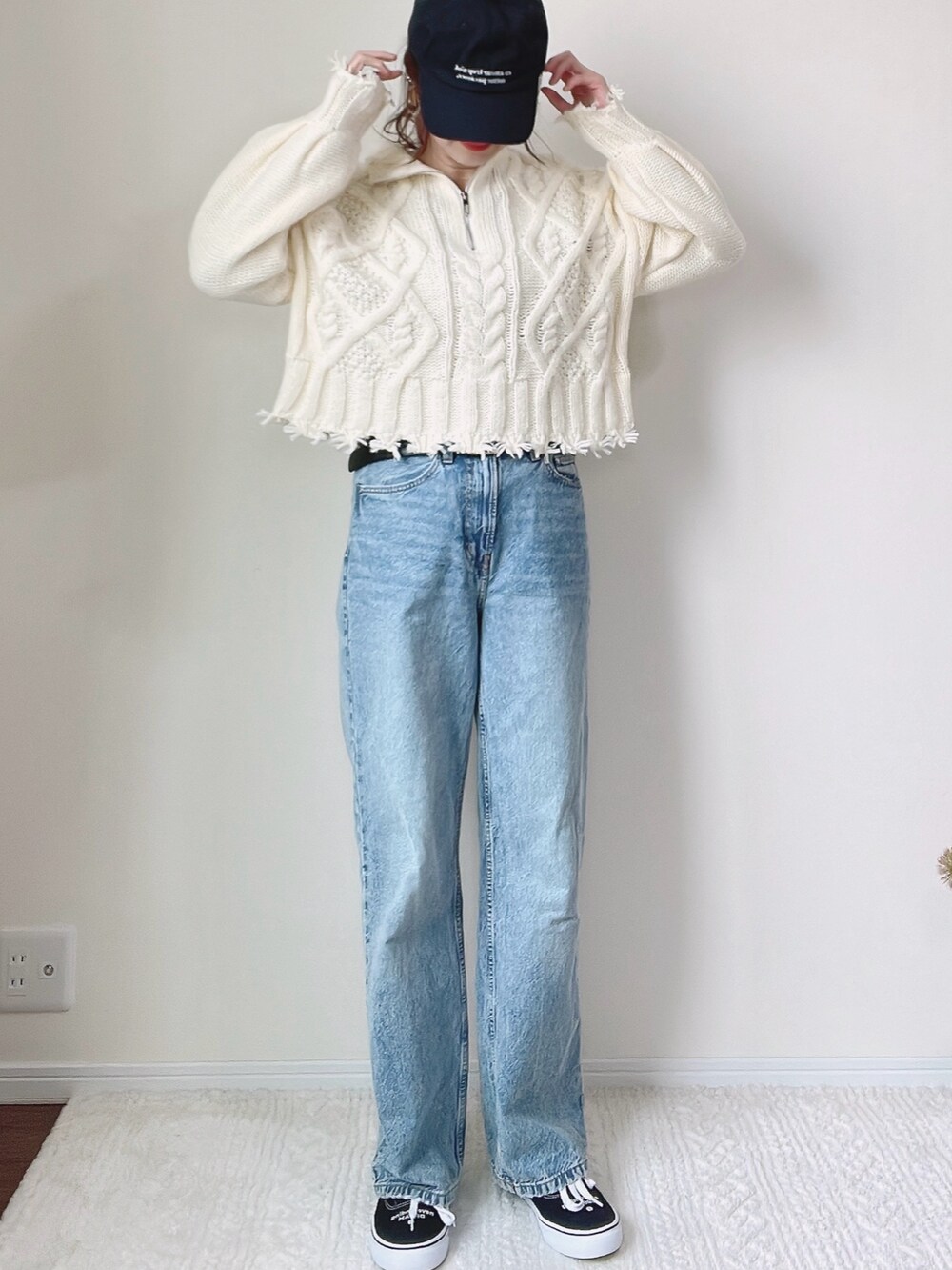 「ニットコーデ、ootd、冬服、カジュアルスタイル、大人かわいい、シンプルコーデ、ラフコーデ、パンツコーデ、スニーカー、ホワイト、おしゃれさんと繋がりたい、シンプル、大人可愛い、ホワイトコーデ、ホワイトニット」｜「mily biletの【mily bilet】大人カジュアルに遊び心を。ダメージハーフジップハイネックショート丈ケーブルニット（ニット/セーター、ホワイト系）」を使った、qyun000さん（レディース・164cm）の冬コーディネートの2枚目の写真