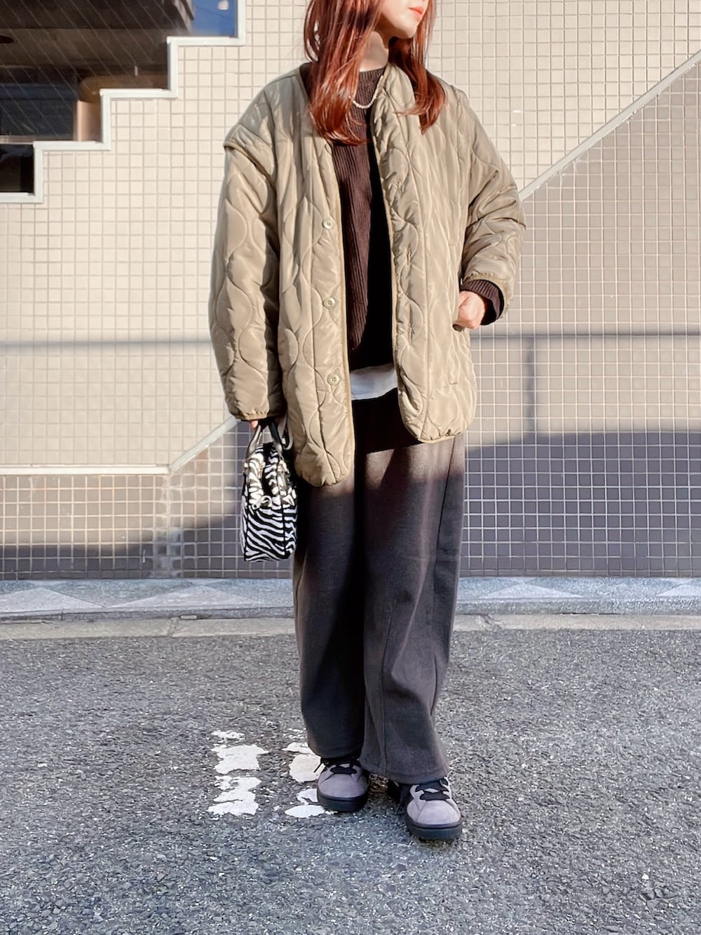 「冬服、シンプルスタイル、プチプラ、スニーカー、ニット/セーター、あったかコーデ、カジュアルコーデ、ラフコーデ、オトナカジュアル、メンズライク、モノトーンコーデ、レイヤードスタイル、キルティング、休日スタイル」｜「しまむらのアイテム（ニット/セーター、ブラック系）」を使った、qyun000さん（レディース・164cm）の冬コーディネートの2枚目の写真