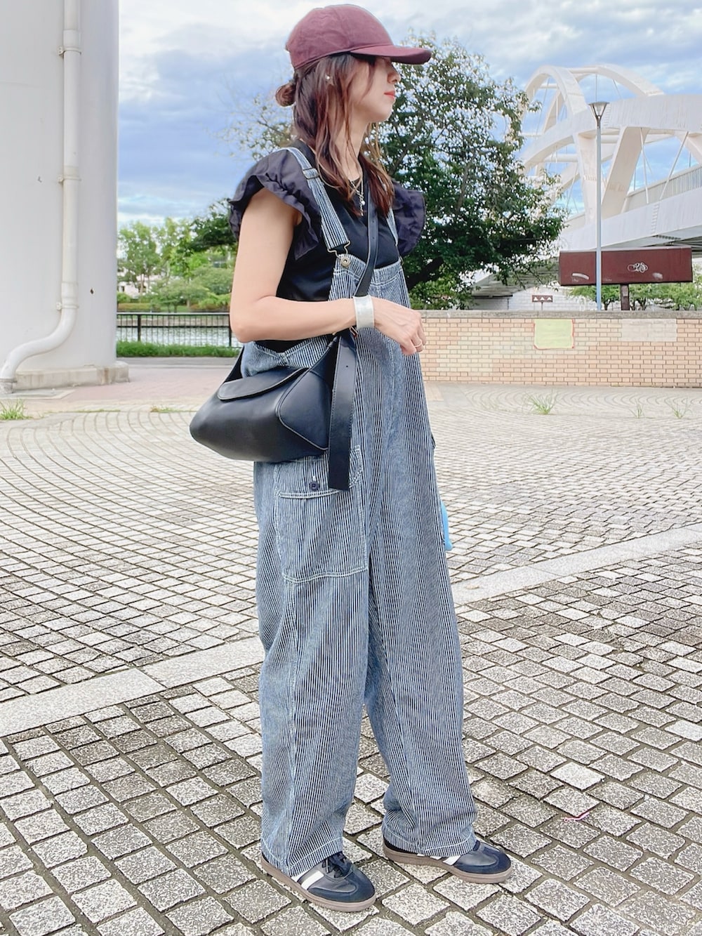 「秋先取りコーデ、おしゃれさんと繋がりたい、プチプラ、オトナカジュアル、秋服準備はじめました、ヒッコリーパンツ、甘辛mix、キャップ、サロペット、しまむら、ゆるコーデ、ストライプ、スニーカーコーデ」｜「GUのアイテム（キャップ、ブラウン系）」を使った、qyun000さん（レディース・164cm）の秋コーディネートの3枚目の写真
