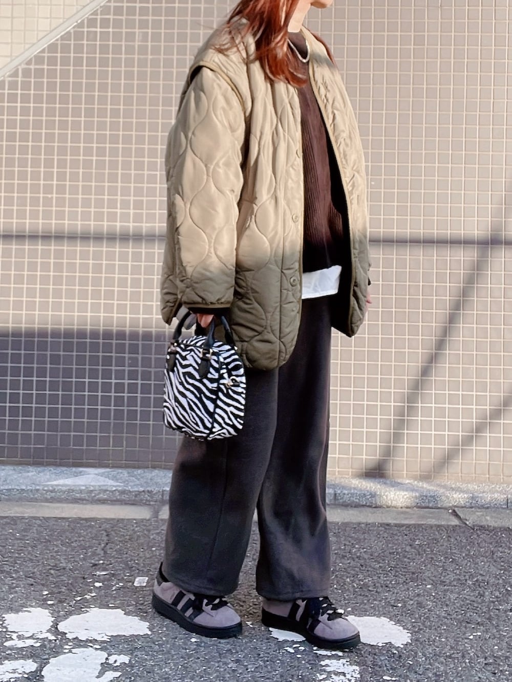 「冬服、シンプルスタイル、プチプラ、スニーカー、ニット/セーター、あったかコーデ、カジュアルコーデ、ラフコーデ、オトナカジュアル、メンズライク、モノトーンコーデ、レイヤードスタイル、キルティング、休日スタイル」｜「しまむらのアイテム（ニット/セーター、ブラック系）」を使った、qyun000さん（レディース・164cm）の冬コーディネートの3枚目の写真