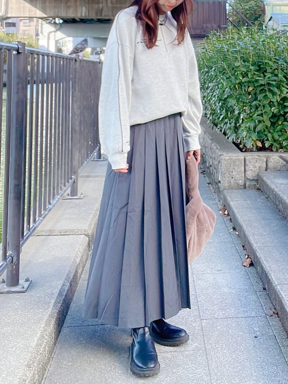 「オトナカワイイ、おしゃれさんと繋がりたい、ラクチンコーデ、きれいめカジュアル、プリーツスカート、スウェットコーデ、グレー、しまむら、Discoat、ビーニー、カジュアルコーデ、おでかけコーデ、リラックススタイル」｜「DAISOのアイテム（トートバッグ、ブラウン系）」を使った、qyun000さん（レディース・164cm）の秋コーディネートの2枚目の写真