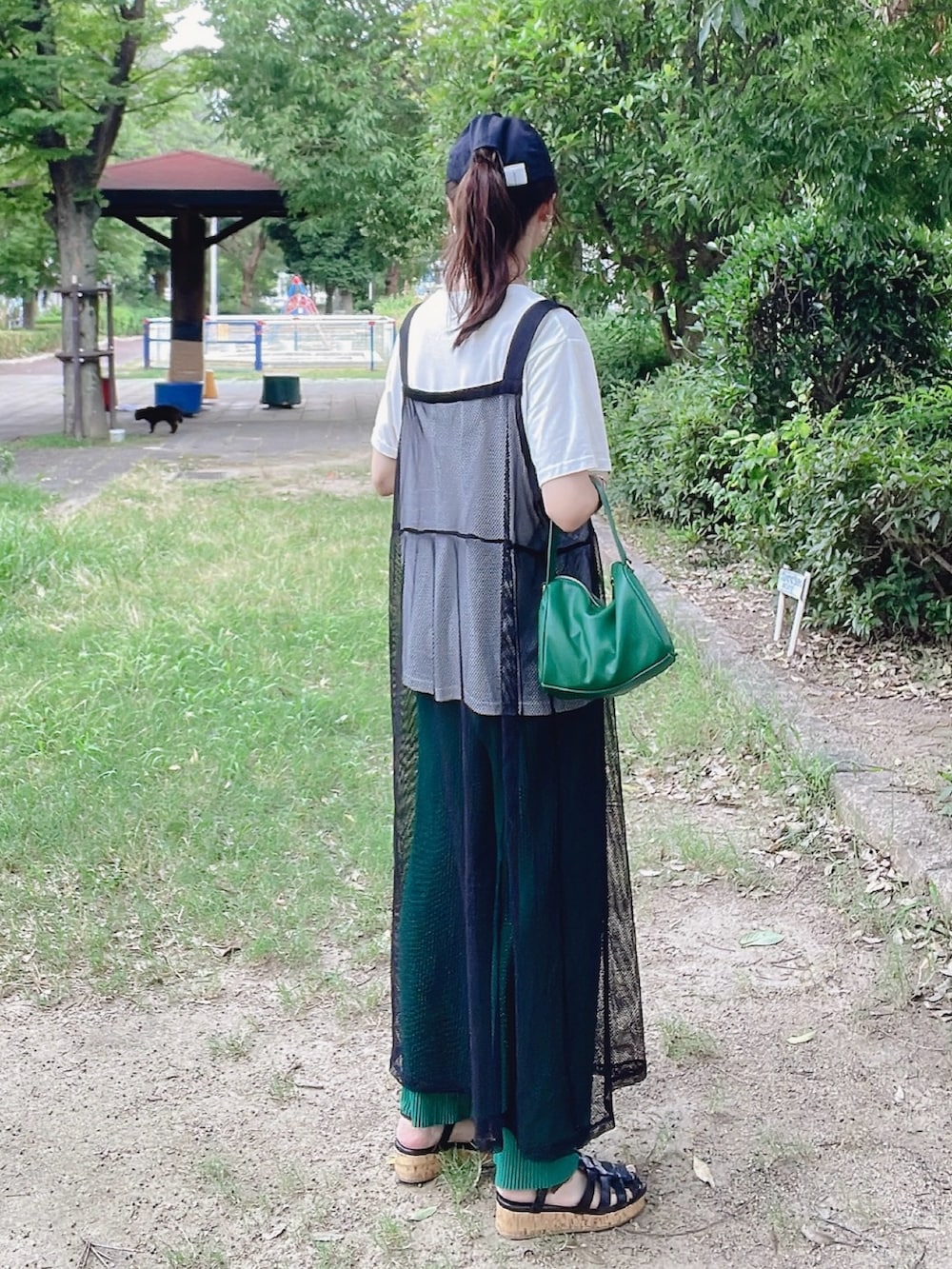「レイヤードスタイル、夏コーデ、カジュアルコーデ、しまむら、プチプラファッション、プチプラ、キャップ、ワンピース、夏だ！Tシャツ着よう！、お洒落さんとつながりたい、カラーコーデ、ママファッション、キャップ女子、夏ワンピース、ラクチンコーデ」｜「しまむらのアイテム（Tシャツ/カットソー、ホワイト系）」を使った、qyun000さん（レディース・164cm）の夏コーディネートの2枚目の写真