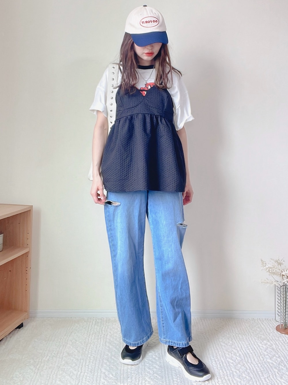 「しまむらコーデ、カジュアルコーデ、リンガーT、着回しコーデ、春服、ヒッコリーパンツ、メンズライクコーデ、カジュアルスタイル、お洒落さんとつながりたい、オトナカジュアル、トレンドコーデ、花見コーデ、ビスチェコーデ、チュールトップス、春のNewスタイル」｜「terawearemuのアイテム（その他パンツ、ブルー系）」を使った、qyun000さん（レディース・164cm）の春コーディネートの5枚目の写真