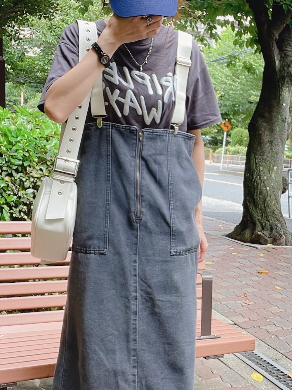 「プチプラ、Discoat、しまむら、おしゃれさんと繋がりたい、Tシャツコーデ、スニーカーコーデ、モノトーン、キャップ、スニーカー、夏コーデ、オトナカジュアル、オールインワン、ジャンスカ、晩夏コーデ、大人かわいい」｜「DISCOATの【WEB限定】TRIPLEフクレプリントTシャツ（Tシャツ/カットソー、グレー系）」を使った、qyun000さん（レディース・164cm）の夏コーディネートの2枚目の写真