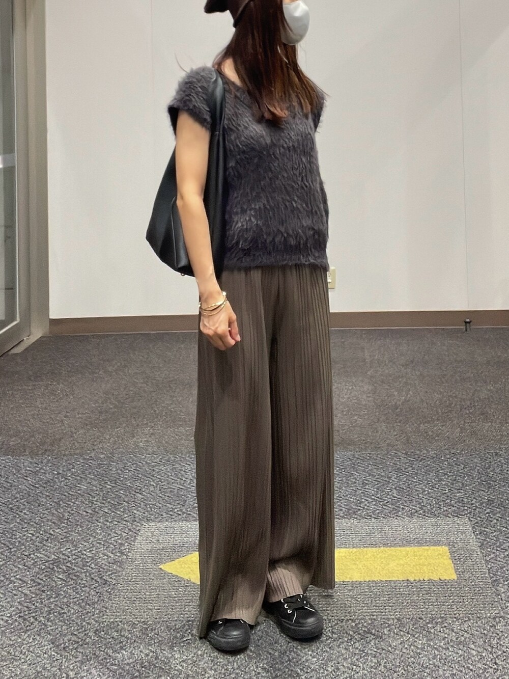 「秋コーデ、秋服コーデ、お洒落さんとつながりたい、秋色、ブラウンコーデ、ベスト、大人カジュアル、しまむら、プチプラ、アンドイット、ラクチンコーデ、秋服準備はじめました」｜「DAISOのアイテム（ニットキャップ/ビーニー、ブラウン系）」を使った、qyun000さん（レディース・164cm）の秋コーディネートの2枚目の写真