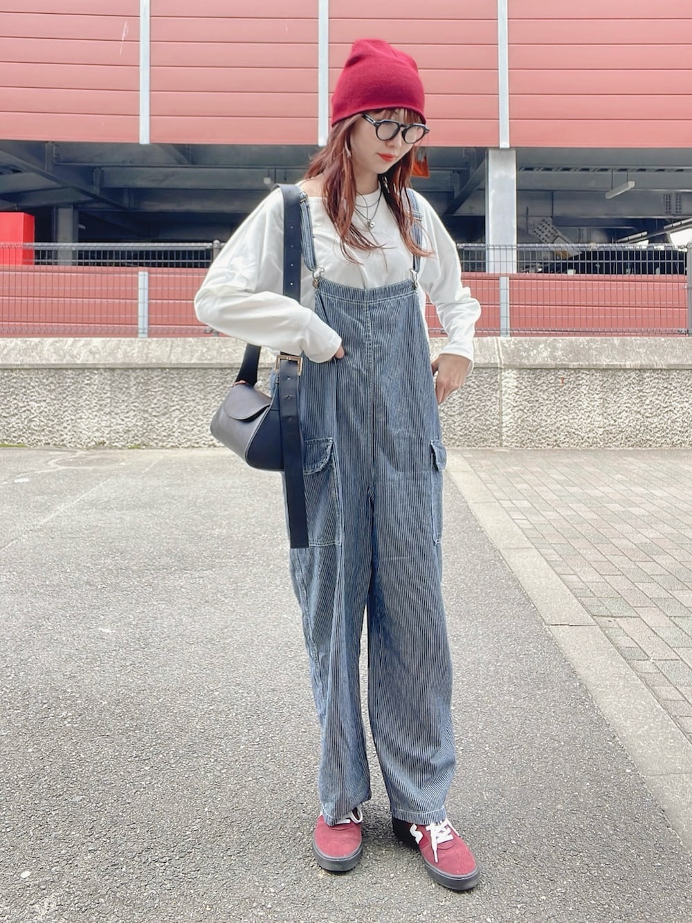 「春めき満開コーデ、大人カジュアルコーデ、プチプラコーデ、カラーコーデ、メンズライク、オトナカジュアル、スニーカー女子、さしいろ赤、サロペット、ヒッコリー、ダテメガネ、休日スタイル」｜「しまむらのアイテム（ジャケット/アウター、ブラウン系）」を使った、qyun000さん（レディース・164cm）の春コーディネートの2枚目の写真