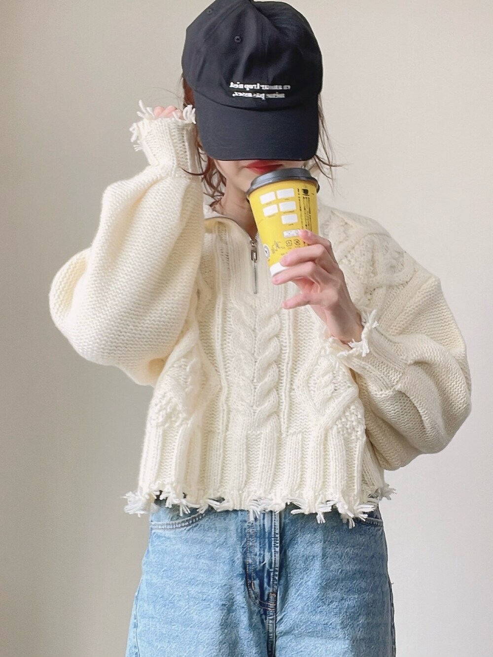 「ニットコーデ、ootd、冬服、カジュアルスタイル、大人かわいい、シンプルコーデ、ラフコーデ、パンツコーデ、スニーカー、ホワイト、おしゃれさんと繋がりたい、シンプル、大人可愛い、ホワイトコーデ、ホワイトニット」｜「mily biletの【mily bilet】大人カジュアルに遊び心を。ダメージハーフジップハイネックショート丈ケーブルニット（ニット/セーター、ホワイト系）」を使った、qyun000さん（レディース・164cm）の冬コーディネートの3枚目の写真