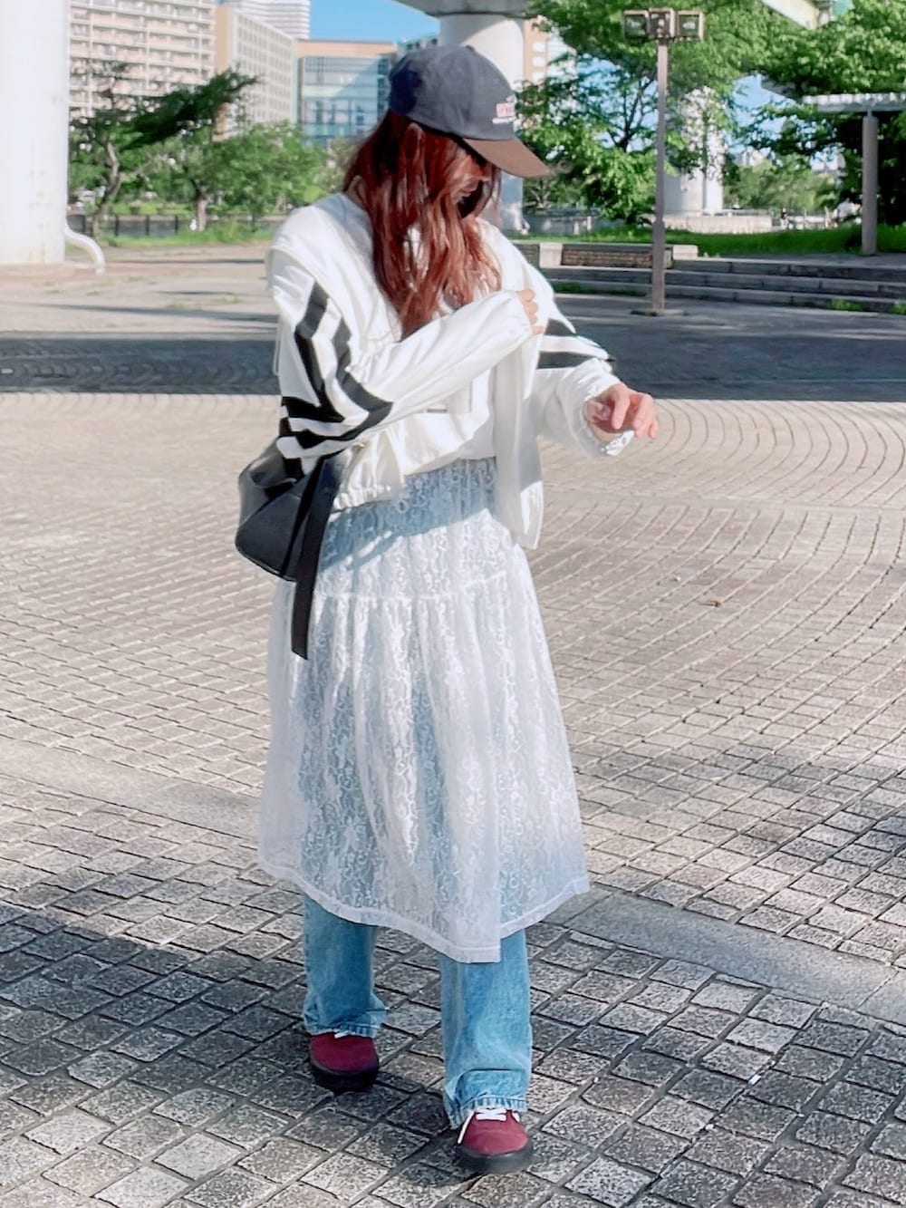 「最近のいい感じコーデ、レイヤードスタイル、オトナカワイイ、帽子、春服コーデ、カジュアルスタイル、スポーツミックス、レーススカート、スニーカーコーデ」｜「しまむらのアイテム（スカート、ホワイト系）」を使った、qyun000さん（レディース・164cm）の春コーディネートの2枚目の写真
