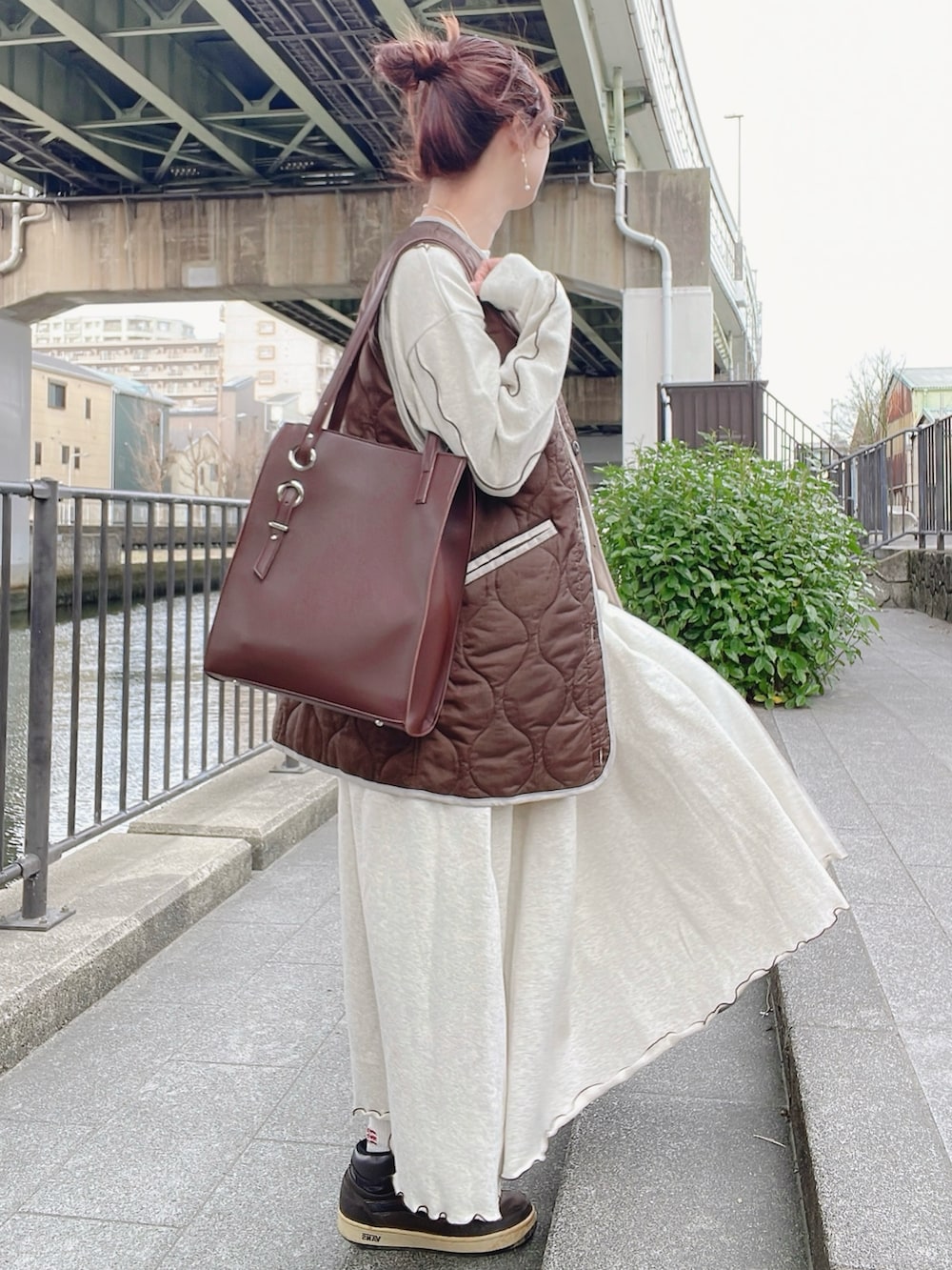 「春めき満開コーデ、ショルダーバッグ、春服コーデ、大人コーデ、ワンピース、大人かわいい、お洒落さんとつながりたい、キレイめカジュアル、ブラウンコーデ、オトナカジュアル、ワンピースコーデ、レディースファッション、スニーカー」｜「DISCOATのアイテム（ベスト、ブラウン系）」を使った、qyun000さん（レディース・164cm）の春コーディネートの2枚目の写真