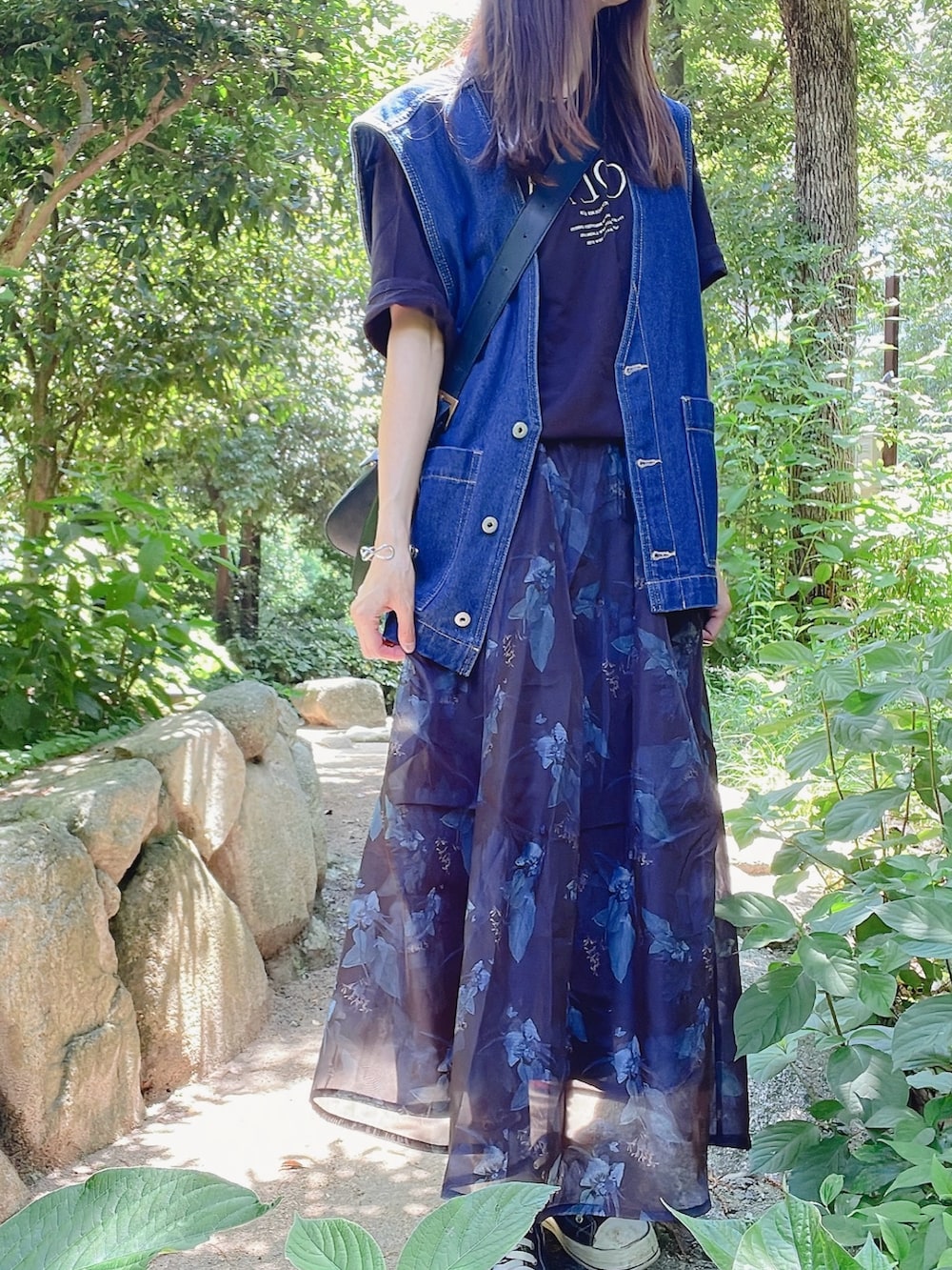 「夏コーデ、黒スカート、花柄スカートコーデ、大人カジュアル、きれいめカジュアル、シアースカート、ロゴT、黒Tシャツ、しまむら、アンドイット、プチプラコーデ、夏だ！Tシャツ着よう！、大人コーデ、黒、さらっと晴れやかスナップ」｜「しまむらのアイテム（Tシャツ/カットソー、ブラック系）」を使った、qyun000さん（レディース・164cm）の夏コーディネートの3枚目の写真