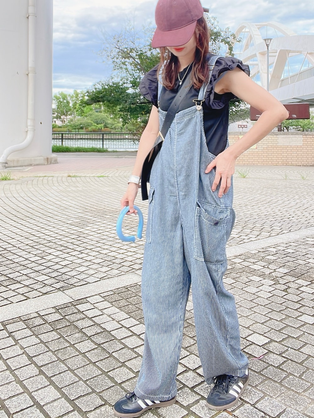 「秋先取りコーデ、おしゃれさんと繋がりたい、プチプラ、オトナカジュアル、秋服準備はじめました、ヒッコリーパンツ、甘辛mix、キャップ、サロペット、しまむら、ゆるコーデ、ストライプ、スニーカーコーデ」｜「GUのアイテム（キャップ、ブラウン系）」を使った、qyun000さん（レディース・164cm）の秋コーディネートの2枚目の写真
