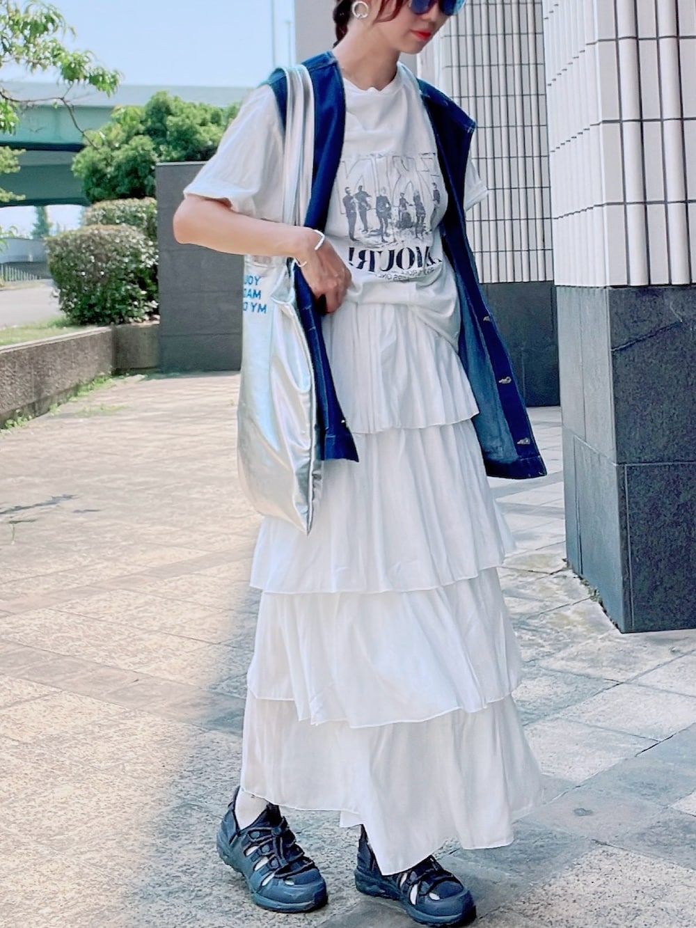 「スポーツミックス、夏コーデ、大人カジュアルコーデ、Discoat、しまむら、プチプラファッション、白Tシャツ、バンドT、ティアードスカート、きれいめカジュアル、サングラス、プチプラ」｜「しまむらのアイテム（Tシャツ/カットソー、ホワイト系）」を使った、qyun000さん（レディース・164cm）の夏コーディネートの2枚目の写真