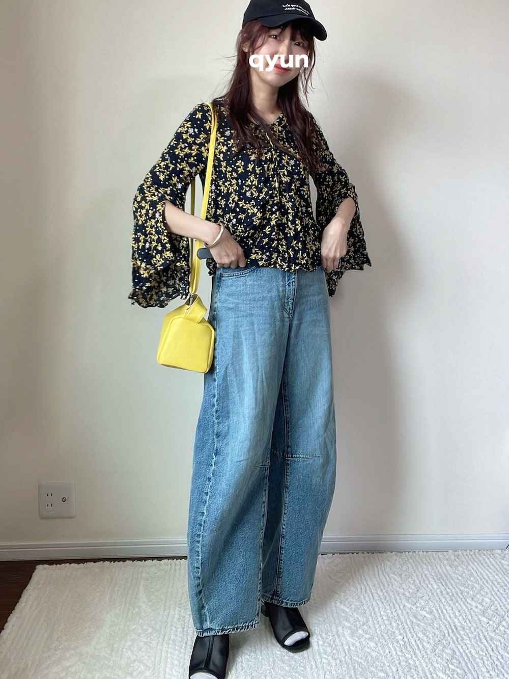 「春めき満開コーデ、お洒落さんとつながりたい、オトナカジュアル、デニムコーデ、花柄トップス、プチプラ、ワイドデニム、花柄、春コーデ、ジーユー、お出かけコーデ、オトナ女子」｜「ZARAのアイテム（Tシャツ/カットソー、ブラック系）」を使った、qyun000さん（レディース・164cm）の春コーディネートの2枚目の写真